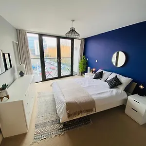 Stewart St Walk Apartment